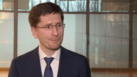 Wynikom PKN Orlen zaszkodziły odpisy wywołane niskimi cenami ropy naftowej. Mimo to spółka podwoiła zysk EBITDA INWESTOR, ,PKN ORLEN, paliwa, wyniki finansowe, Sławomir Jędrzejczyk, dywidenda, inwestycje, TriOl Resources, ceny hurtowe paliw, marża rafineryjna - PKN Orlen w IV kwartale osiągnął rekordowy wynik na poziomie EBITDA – 1,26 mld zł, czyli dwa razy więcej niż przed rokiem. To skutek osłabienia złotego i lepszej koniunktury gospodarczej. Wynik operacyjny w całym roku 2014 przekroczył 5 mld zł. Mimo tego spółka odnotowała niemal sześciomiliardową stratę netto, co wynika z przeszacowania cen ropy naftowej i konieczności dokonania odpisów. PKN Orlen zapowiada dywidendę za 2014 rok przynajmniej w wysokości 1,5 zł na akcję oraz nie wyklucza kolejnych akwizycji w Kanadzie w ramach spółki zależnej TriOil Resources.