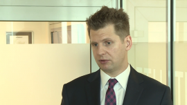 Złoty może stracić kolejne 10 proc. w relacji do głównych walut INWESTOR, ,złoty, frank szwajcarski, dolar, Citi Index, Łukasz Wardyn, importerzy, eksporterzy, notowania walut, wydatki konsumpcyjne - Sytuacja fundamentalna polskiej waluty nie jest najlepsza. Niewykluczone, że złoty może stracić kolejne kilkadziesiąt groszy do franka szwajcarskiego, co wynika nie tylko z niepewnej relacji EUR/CHF, lecz także ze słabości złotego do pozostałych walut. Na nowej sytuacji rynkowej skorzystają eksporterzy.