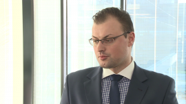 DM BPS: konsumenci mają pieniądze, inflacja jest niska, więc spółki detaliczne mogą dać zarobić inwestorom w tym roku INWESTOR, ,Coccodrillo, handel detaliczny, handel detaliczny w Polsce, popyt wewnętrzny, Gino Rossi, odzież, branża odzieżowa - Spółki detaliczne mogą być beneficjentem zapowiadanego przez analityków wzrostu spożycia indywidualnego w tym roku. Marcin Stebakow z DM Banku BPS za warte uwagi uznaje walory średniej wielkości firm z branży odzieżowo-obuwniczej szyjących w kraju. Ale dobrą stopą zwrotu może pochwalić się także sprzedająca ubranka dla najmłodszych, mająca sieć sklepów w Polsce i za granicą, spółka CDRL, właściciel marki Coccodrillo.