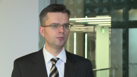 R. Benecki (ING BSK): Frankowicze mogą liczyć na obniżkę szwajcarskich stóp procentowych INWESTOR, ,frank szwajcarski, EBC, Szwajcaria, bank centralny, stopy, rezerwy walutowe, inflacja, deflacja, kredyty, interwencja - Bank centralny Szwajcarii może nie zdecydować się już na osłabiający franka skup walut. Natomiast zadłużeni w tej walucie Polacy mogą liczyć na kolejną obniżkę stóp.