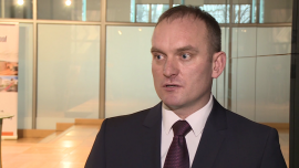 Po giełdowym debiucie Dekpol będzie szukać dodatkowych pieniędzy na inwestycje, nie wyklucza emisji obligacji INWESTOR, ,Dekpol, GPW, debiut, inwestycje, generalny wykonawca, deweloper, maszyny budowlane, produkcja - Dekpol liczy na to, że jego przychody z produkcji urządzeń budowlanych w ciągu czterech lat wzrosną czterokrotnie. Spółka po giełdowym debiucie zamierza zainwestować pozyskane 30 mln zł w rozwój swojej działalności. Szuka też dodatkowych źródeł kapitału. O ewentualnych nowych emisjach poinformuje jeszcze w I kwartale.