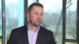 Słabnące euro i drożejący dolar korzystne dla polskich spółek. Wyniki wielu firm powinny się w tym roku poprawić INWESTOR, ,euro, dolar, prognoza, 2015, spółki, wyniki, prognoza, eksport, Europa, USA, surowce, polityka pieniężna - Ten rok powinien być korzystny dla polskich spółek. Wzmacniający się dolar i słabnące euro poprawią zyski azjatyckich i europejskich firm, na czym powinien zyskać także polski eksport. Wiele przedsiębiorstw zyska także dzięki inwestycjom finansowanym pieniędzmi z Unii Europejskiej.