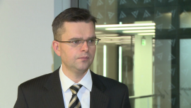 EBC debatuje, jak pomóc gospodarce strefy euro. Decyzja może zmienić kurs euro, a także złotego INWESTOR, ,EBC, posiedzenie, waluty, kursy, euro, złoty, frank szwajcarski, obligacje, skup, luzowanie ilościowe w strefie euro - Dziś okaże się, czy euro, a wraz z nim złoty zaczną tanieć. Europejski Bank Centralny ma zdecydować, jak zamierza przyczynić się do gospodarczego ożywienia na kontynencie. Decyzje, które podejmie, mogą uspokoić inwestorów lub w poważnym stopniu zmienić sytuację na rynku walutowym.