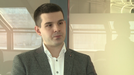 Ropa znów powyżej 50 dolarów za baryłkę. Wyższym cenom pomagają informacje o ograniczeniu wydobycia przez światowe koncerny i strajki w USA INWESTOR, ,Ropa, paliwa, baryłka, Brent, ceny, rynek, wydobycie, OPEC, USA, Rosja, Arabia Saudyjska, Iran - Tania ropa nie jest dana kierowcom na zawsze. Analitycy oczekują, że jeszcze w tym roku ceny przestaną spadać, a może nawet zaczną iść w górę. Pierwszy sygnał odwrócenia trendu pojawił się pod koniec stycznia, gdy w ciągu trzech dni ropa podrożała o 10 dolarów na baryłce.