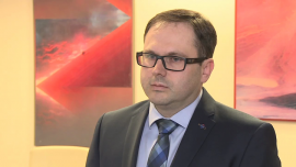 Ceny chemii budowlanej mogą iść w górę. Branża prognozuje nowe inwestycje w miastach BIZNES, ,branża budowlana, inwestycje, infrastruktura, chemia budowlana, Grupa Atlas, Paweł Kisiel - Producenci chemii budowlanej liczą na poprawę sprzedaży, bo w roku wyborczym zwykle jest więcej inwestycji i remontów. Dodatkowo zostaną uruchomione fundusze unijne, które w części trafią na rewitalizację miast, a na tym też branża powinna skorzystać. Zagrożeniem są za to sytuacja na rynkach walutowych i niepokoje społeczne, które nie sprzyjają stabilnemu rozwojowi gospodarki. Przedstawiciele branży szacują, że w tym roku ceny chemii budowlanej mogą wzrosnąć.