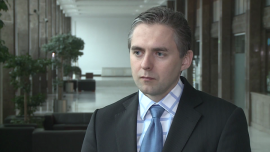 M. Buczak (Quercus TFI): Turecka giełda wzrosła w ub.r. o ponad 30 proc. Oczekiwania dalszych wzrostów są jednak zbyt wygórowane INWESTOR, ,Turcja, Międzynarodowy Fundusz Walutowy, giełda, branża motoryzacyjna, spółki, rynki zagraniczne, inwestycje zagraniczne, lira, hossa - Turecka giełda w ub.r. wzrosła o 30 proc. Pomagała jej taniejąca ropa naftowa oraz poprawa sytuacji na rynkach wschodzących. Jednak zdaniem Marka Buczaka z Quercus TFI oczekiwania dalszych wzrostów są zbyt wygórowane. W czerwcu nad Bosforem odbędą się wybory parlamentarne. Podczas kampanii wyborczej politycy mogą naciskać na Bank Centralny oraz stopy procentowe, czego skutkiem może być presja na tamtejszą walutę. Chociaż akcje tureckich firm w br. mogą iść w górę, to istnieje duże ryzyko, że straty walutowe spowodują zmniejszenie zysków.