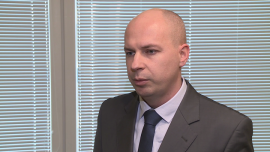 EuroRating: osiem banków z negatywną perspektywą ratingów z powodu dużego zaangażowania w udzielanie pożyczek we franku szwajcarskim INWESTOR, ,SNB, spread, Związek Banków Polskich, rating, Komisja Nadzoru Finansowego, perspektywa ratingu, kredyty we frankach, kredyty we franku, kredyty walutowe - Pod koniec stycznia agencja EuroRating obniżyła ośmiu działającym w Polsce bankom perspektywę ratingów kredytowych ze stabilnej do negatywnej. Jak tłumaczy Mariusz Bajda, analityk tej agencji, było to spowodowane bardzo dużym udziałem kredytów we franku szwajcarskim w ich aktywach. Jego zdaniem ostatnie propozycje Związku Banków Polskich powinny pomóc osobom zadłużonym w szwajcarskiej walucie.