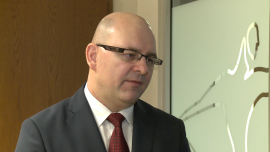 J. Rzeźniczek (Secus Asset Management): Jeżeli Fitch obniży rating Rosji do poziomu śmieciowego, to może odbić się to rykoszetem na Polsce INWESTOR, ,aktywa, aktywa finansowe, aktywa funduszy, kapitał portfelowy, Rosja, rating kredytowy, Standard & Poor’s, obniżka - Polskie aktywa nie skorzystają na obniżce ratingu wiarygodności kredytowej Rosji do poziomu śmieciowego przez agencje Moody's i Standard & Poor’s, nawet jeśli dołączy do nich ostatnia z wielkiej trójki – agencja Fitch, ponieważ kapitał portfelowy traktuje podobnie Rosję oraz inne rynki Europy Środkowej i Wschodniej. Można oczekiwać raczej, że gdyby inwestorzy kontynuowali wycofywanie się z Moskwy, odbiłoby się to także negatywnie na ich zaangażowaniu w Polsce.