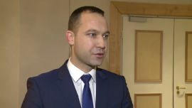 4 mld zł niespłacanych kredytów hipotecznych może trafić w tym roku na sprzedaż BIZNES, ,wierzytelności, kredyty hipoteczne, kredyty mieszkaniowe', kredyty walutowe, kredyty we frankach, kredyty we franku - Rosnąca akcja kredytowa na rynku hipotecznym może spowodować wzrost liczby zagrożonych kredytów. Spora ich część trafi do firm zarządzających wierzytelnościami. Już w ubiegłym roku na rynku pojawiło się o połowę wierzytelności hipotecznych więcej niż w 2013 roku. W opinii przedstawicieli branży udział tego sektora będzie rósł. Najczęściej problemy ze spłatą mają kredytobiorcy w wieku od 42 do 47 lat, zaciągający zobowiązania na budowę domu jednorodzinnego.