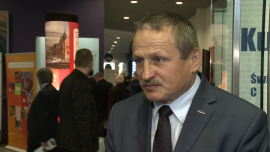 Pesa Bydgoszcz ma innowacyjne rozwiązania, ale obawia się opóźnień podczas wydawania środków w ramach nowej perspektywy finansowej INWESTOR, ,tabor, tabor kolejowy, PESA, fundusze europejskie, innowacje, innowacja, Inteligentny Rozwój, kolej - Wsparcie rozwiązań innowacyjnych ma być jednym z priorytetów nowej perspektywy finansowej 2014-2020. Pesa Bydgoszcz, krajowy producent taboru szynowego, dysponuje tego rodzaju rozwiązaniami. Prezes spółki obawia się jednak, że z powodu serii wyborów wydawanie środków unijnych będzie opóźnione, tak jak miało to miejsce podczas realizacji poprzedniego budżetu UE. O popyt ze strony odbiorców firma jest jednak spokojna. W Europie wraca zainteresowanie taborem szynowym jako alternatywnym i ekologicznym środkiem transportu.