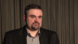 Tłuste lata przed firmami windykacyjnymi. Banki coraz chętniej sprzedają wierzytelności hipoteczne BIZNES, ,wierzytelności, dług, rynek wierzytelności bankowych, firmy windykacyjne, BIG Info Monitor, BIK, kredytobiorcy, KNF, Raiffeisen Polbank, Marcus Marcinkiewicz, frank szwajcarski, Getin Bank, BZ WBK - Branża windykacyjna ma się coraz lepiej. Wierzyciele chętnie sprzedają nie tylko długi konsumpcyjne, lecz także hipoteczne. Zrobiły to już m.in. banki Getin Bank i BZ WBK. W najbliższym czasie na taki krok zdecydować się ma Raiffeisen Polbank. Na sprzedaż wystawiane są pakiety hipoteczne wraz z zabezpieczeniem, co – jak przekonują firmy windykacyjne – poprawia sytuację dłużników, bo daje więcej możliwości spłaty bez ryzyka utraty domu czy mieszkania.