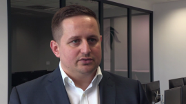 We Wrocławiu powstał pierwszy w Polsce otwarty dla wszystkich walutowy trading floor BIZNES, ,trading, Forex, Trading Centre, inwestycje na rynku walutowym, londyńskie City - Traders Centre uruchomiło pierwszy ogólnodostępny trading floor, gdzie każdy będzie mógł obserwować i uczyć się inwestowania na rynku walutowym od niemal 40 profesjonalnych traderów. Traders Centre – firma wywodząca się z londyńskiego City – nie tylko daje możliwość inwestowania na specjalnej platformie, gdzie na start potrzeba około 10 tys. zł, lecz także oferuje kursy edukacyjno-szkoleniowe. Jak zapewniają inicjatorzy, to konieczność na ciągle raczkującym i rozwijającym się rynku walutowym w Polsce, na którym działa tylko 50 tys. inwestorów. Potencjał tego rynku jest dziesięciokrotnie wyższy.