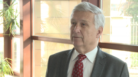 Nowe propozycje ZBP dla zadłużonych we frankach mogłyby wejść w życie dopiero za rok BIZNES, ,Związek Banków Polskich, kredyty, frank szwajcarski, frankowicze, Piotr Kuczyński, Komisja Nadzoru Finansowego - Propozycje Związku Banków Polskich dotyczące osób zadłużonych we frankach szwajcarskich mogą pomóc niektórym, ale nie rozwiążą systemowego problemu – ocenia Piotr Kuczyński z Domu Inwestycyjnego Xelion. Ich wprowadzenie potrwałoby nawet rok, bo wymagałoby zmian w prawie. Wcześniejsze propozycje banków zostały już wdrożone, a klienci, którzy znaleźli się w trudnej sytuacji, mogą z nich korzystać.