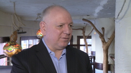 Sfinks planuje w tym roku otwarcie 18 nowych restauracji. Spółka koncentruje się na przyciągnięciu studentów i rodzin z dziećmi BIZNES, ,Sfinks, Chłopskie Jadło, Wook, Sphinx, restauracje, menu dla studentów, kupony, Sylwester Cacek - Studenci stają coraz ważniejszą grupą dla restauratorów. Z badań Sfinksa wynika, że blisko połowa młodych ludzi między 18. a 29. rokiem życia przynajmniej raz w tygodniu odwiedza lokale gastronomiczne. Dlatego spółka, do której należy m.in. sieć Sphinx, przygotowała dla tej grupy specjalne promocje i menu. Koncentruje się też na przyciąganiu rodzin z dziećmi. Działania mają nie tylko poprawić wyniki spółki, lecz także utrzymać przy sobie grupy, na którym jej najbardziej zależy. Spółka chce odświeżyć ofertę sieci, planuje też nowe otwarcia.