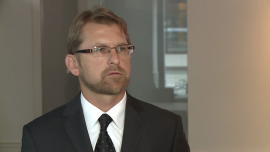 Polskie marki modowe pojawią się w Egipcie, Katarze, Kuwejcie i Arabii Saudyjskiej. LPP chce zwiększać przychody z zagranicznych rynków BIZNES, ,LPP, Reserved, Sinsay, Mohito, Egipt, Niemcy, sklepy odzieżowe, ekspansja polskich firm - W ciągu kilku lat LPP chce osiągać nawet 20-30 proc. swoich przychodów z rynku niemieckiego. Żeby osiągnąć ten cel, spółka będzie co roku otwierać mniej więcej 10 nowych sklepów. Na razie w Niemczech działają cztery salony Reserved. Duże nadzieje LPP wiąże też z rynkami bliskowschodnimi, gdzie ryzyko jest zminimalizowane poprzez działalność w formie franczyzy. Na ten rok planowane są otwarcia sklepów m.in. w Katarze i Kuwejcie.