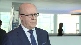 Lewiatan Holding : Deflacja obniżyła obroty w handlu o 2-4 proc. Spadek cen skończy się w III kwartale INWESTOR, ,deflacja, deflacja w Polsce, Lewiatan, sieci handlowe, handel detaliczny, handel detaliczny w Polsce, sklepy wielkopowierzchniowe, franczyza - Lewiatan Holding prognozuje, że w najbliższych miesiącach deflacja nie będzie już dla niego szczególnie dotkliwa i skończy się w trzecim kwartale br. Wcześniej z tego powodu przychody zarządzanych przez holding placówek były niższe o 2 do 4 proc. Grupa zamierza zwiększać powierzchnię handlową i wymieniać mniejsze sklepy w portfolio na większe. Zapowiada także szerszą kampanię informacyjną kierowaną do franczyzobiorców, kontrahentów oraz klientów.