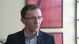 Dobry doradca powinien dopasować fundusz do potrzeb klienta. Nie możne go zarzucać wskaźnikami finansowymi INWESTOR, ,doradca klienta, doradztwo finansowe, wskaźniki koniunktury, inwestycje, ryzyko inwestycyjne, rynki finansowe - Obowiązkiem doradcy jest pomóc klientowi w wyborze odpowiedniej strategii i sposobu ulokowania oszczędności. Istotne jest poznanie oczekiwań inwestującego, celu i okresu inwestycji oraz poziomu akceptowanego ryzyka. Doradca musi także umieć przedstawić produkt, który proponuje, znać jego wady, zalety oraz jawne i ukryte opłaty.