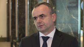 RWE zainwestuje w Polsce 70 mln euro w energię z wiatru. Moc farm wiatrowych zwiększy się do 240 MW INWESTOR, ,OZE, energetyka odnawialna, RWE Polska, farmy wiatrowe, inwestycje, szczyt klimatyczny, Unia Europejska - Niemiecki koncern energetyczny RWE zamierza tylko w tym roku wydać 70 mln euro na inwestycje w polskie farmy wiatrowe. Dzięki temu moc zainstalowana w farmach wiatrowych zwiększy się do 240 MW. Spółka czeka na wejście w życie ustawy o odnawialnych źródłach energii, by zbudować ekologiczne elektrownie o mocy 500 MW.