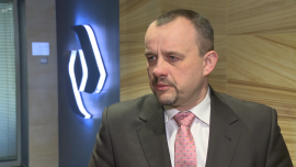 Dobre prognozy dla PKP Cargo. Spółka pozyskuje nowe kontrakty BIZNES, ,PKP Cargo, przemysł, przewozy, kondycja gospodarki, infrastruktura, węgiel, transport intermodalny - Dostawy stali i kruszyw na budowy oraz rozwój transportu intermodalnego to czynniki, które pozytywnie wpłyną na PKP Cargo w 2015 rok. Powinny one zrównoważyć spadki w przewozach węgla. Wprawdzie dostawy surowca dla polskiej energetyki są stabilne, jednak zastój może dotyczyć przewozów eksportowanego węgla. Perspektywiczne dla spółki są rynki przewozów drewna oraz zbóż.