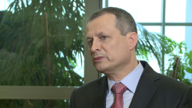 Polski przemysł zbrojeniowy może odegrać znaczącą rolę w modernizacji polskiej armii. Do 2022 roku MON przeznaczy na nią 130 mld zł BIZNES, ,prywatyzacja, konsolidacja, branża zbrojeniowa, Skarb Państwa, modernizacja armii, Zdzisław Gawlik - Konsolidacja polskiej branży zbrojeniowej została formalnie zakończona. W Polskiej Grupie Zbrojeniowej znajduje się ponad 30 podmiotów z rocznymi obrotami na poziomie 5 mld zł. Trwają prace nad strategią grupy, która pozwoli na jak największy udział w wartej 130 mld zł modernizacji polskiej armii. PGZ, pozostająca w rękach państwa, stała się największym producentem uzbrojenia w tej części Europy.