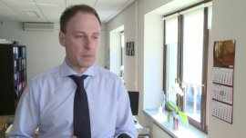 Małe i średnie spółki będą mogły częściowo sfinansować debiut ze środków unijnych INWESTOR, ,IPO, debiut na giełdzie, debiut na GPW, emisja akcji, oferta publiczna, oferta publiczna akcji, nowa perspektywa finansowa 2014-2020, unijna perspektywa finansowa - Oferta publiczna akcji i wejście na giełdę (IPO, z ang. Initial Public Offering – pierwsza oferta publiczna) kosztują zazwyczaj od 2 do 12 proc. wartości emisji. Od teraz środki na sfinansowanie debiutu będą mogły pochodzić częściowo z nowej unijnej perspektywy finansowej. Zdaniem Mateusza Skoniecznego powinno to ożywić giełdę i pomóc spółkom, bo IPO oznacza nie tylko zastrzyk kapitału, lecz także znaczący wzrost wiarygodności, który procentuje w kontaktach z partnerami biznesowymi, klientami, rynkiem kapitałowym i bankami.