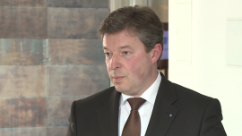 Pfleiderer Grajewo zamierza sprzedawać płyty do produkcji mebli w Polsce i Unii Europejskiej. Na wspólnym działaniu polskich i niemieckich działów grupa zaoszczędzi ponad 60 mln zł INWESTOR, ,produkcja mebli, drewno, przetwórstwo, rynek, wyniki, capex, rynki wschodnie, Unia Europejska, Niemcy - Pfleiderer Grajewo po rezygnacji z rynków wschodnich stawia na sprzedaż w państwach Unii Europejskiej. Producent płyt do wyrobu mebli i wyrobów z drewna liczy też na rosnące zakupy Polaków i planuje inwestycje w unowocześnienie swoich fabryk. Ma też plan zaoszczędzenia 15 mln euro w ciągu trzech lat.