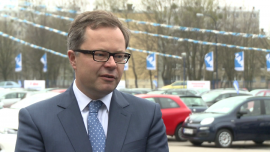 Polski rynek używanych samochodów ma wielki potencjał. AAA Auto liczy, że będzie co roku podwajać obroty INWESTOR, ,samochody używane, sprzedaż, salony, rynek, perspektywy, inwestycje, konkurencja, oferta, jakość, klienci, nowe samochody - AAA Auto, debiutujący na polskim rynku holenderski sprzedawca używanych samochodów, liczy na to, że powtórzy w Polsce sukces z Czech, Słowacji i Węgier, gdzie w zeszłym roku sprzedał 63 tys wozów. Zakłada też, że co roku jest w stanie podwajać osiągane w Polsce obroty.