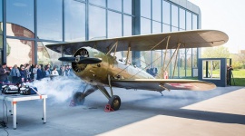 OKNOPLAST znowu zaskakuje BIZNES, Gospodarka - W dniu 23 kwietnia w Muzeum Lotnictwa Polskiego w Krakowie odbyła się niecodzienna konferencja prasowa. Główną atrakcją wydarzenia była pierwsza w Europie i prawdopodobnie na świecie próba wytrzymałości okna z wykorzystaniem samolotu z lat 30. – wyjątkowego PWS-26.