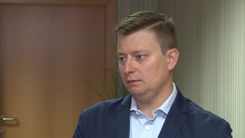 Obietnice wyborcze Andrzeja Dudy niepokoją rynek finansowy BIZNES, ,Andrzej Duda, prezydent, obietnice wyborcze, podatek bankowy, kwota wolna od podatku, dług publiczny - Co najmniej 250 mld zł mogą kosztować wyborcze obietnice Andrzeja Dudy. Realizacja niektórych może pobudzić popyt wewnętrzny, ale większość obciąży sektor finansowy oraz spowoduje wzrost długu publicznego. Wprowadzenie w życie propozycji prezydenta-elekta zależeć będzie od wyników jesiennych wyborów parlamentarnych i poparcia nowego rządu dla jego pomysłów.
