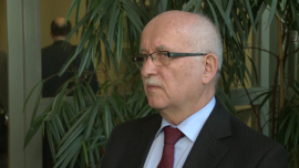 Stalexport chce elektronicznego systemu poboru opłat. Zamierza przekonywać do tego resort infrastruktury BIZNES, ,autostrady, elektroniczny system poboru opłat, Ministerstwo Infrastruktury, koncesjonariusze, korki, bramki na autostradzie - Kolejki na bramkach manualnego poboru opłat na odcinku autostrady A4 Kraków-Katowice to poważny problem, który jednak da się rozwiązać – podkreśla prezes Stalexportu, koncesjonariusza tego fragmentu A4. Firma próbuje przekonać resort infrastruktury do wprowadzenia elektronicznego systemu poboru opłat.