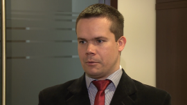 Pierwsza podwyżka stóp procentowych w USA najwcześniej jesienią INWESTOR, ,dolar, euro, parytet, Fed, gospodarka USA, PKB, stopy procentowe, Dow Jones, DAX, giełdy - Słaby wzrost gospodarczy w Stanach Zjednoczonych nie przyspieszy podniesienia tamtejszych stóp procentowych. Po ostatnich zaskakująco niekorzystnych danych z amerykańskiej gospodarki i komunikacie Fed ekonomiści spodziewają się podwyżek najwcześniej jesienią. To może oznaczać, że na razie dolar będzie słabszy, akcje na giełdzie amerykańskiej podrożeją, a na europejskich potanieją.