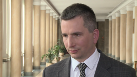 MFW optymistycznie o Polsce. PKB wzrośnie o 3,5 proc., ale deflacja zagraża gospodarce BIZNES, ,Międzynarodowy Fundusz Walutowy, wzrost PKB, bezrobocie, wynagrodzenia, Mateusz Szczurek, Ministerstwo Finansów - Międzynarodowy Fundusz Walutowy podtrzymuje prognozę wzrostu PKB dla Polski na poziomie 3,5 proc. To jeden z wniosków po misji tej instytucji w naszym kraju. MFW ostrzega jednak, że zagrożeniem może być utrzymująca się deflacja lub niska inflacja, dlatego zaleca kontynuację łagodnej polityki pieniężnej i równoczesne ograniczanie deficytu.