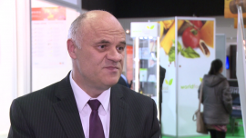 Polskie bakalie dobrze sprzedają się w RPA. Ceny niektórych surowców są w tym roku nawet trzykrotnie wyższe BIZNES, ,Bakalland, eksport polskiej żywności, eksport żywności, rynki zagraniczne, sprzedaż zagraniczna, artykuły spożywcze, bakalie, ceny surowców, ceny żywności - Rosnąca konsumpcja bakalii, niekorzystne warunki pogodowe w Kalifornii i Turcji oraz silny dolar spowodowały, że znacznie podrożały migdały, orzechy włoskie i laskowe – mówi prezes Bakallandu. To może oznaczać dla konsumentów podwyżki cen, które i tak nie zrekompensują spadającej marży i większych kosztów pozyskiwania surowców. Polski producent bakalii ma jednak ambitne plany związane z eksportem, m.in. do Afryki.