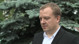 Ponad 90 proc. firm świadczących usługi IT w Polsce planuje zwiększenie zatrudnienia. Poszukiwani programiści i analitycy biznesowi BIZNES, ,branża IT, zatrudnienie, konsumeryzacja IT, nowe technologie, programiści, globalny biznes, ABSL, Grzegorz Śniadała - 93 proc. firm świadczących usługi IT w Polsce chce w ciągu najbliższych lat rozszerzyć swoją działalność, a tym samym zwiększyć zatrudnienie. Obecnie w branży pracuje ponad 140 tys. osób, a liczba ta wciąż rośnie. Poszukiwani będą analitycy biznesowi, programiści i specjaliści o umiejętnościach miękkich i z dobrą znajomością języków obcych. Usługi informatyczne z Polski dostarczane są w 25 językach.