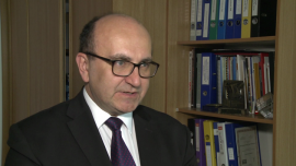 Kolejne 2-3 lata będą decydujące dla polskiego przemysłu spożywczego. Dla mniejszych firm może to być trudny okres BIZNES, ,rynek rolno-spożywczy, eksport, popyt wewnętrzny, marki własne, produkcja, nadpodaż, deflacja, Andrzej Gantner, Polska Federacja Producentów Żywności - Rosnący eksport i utrzymujący się na stabilnym poziomie popyt wewnętrzny wpływają na dobrą sytuację rynku rolno-spożywczego w Polsce. 30-proc. nadwyżka mocy produkcyjnej sprawia, że producenci muszą coraz mocniej ze sobą konkurować, również cenami. Najbliższe 2-3 lata mogą mieć duże znaczenie dla kondycji i kształtu polskiego przemysłu żywnościowego, ale może to być trudny czas dla firm, szczególnie tych średnich.