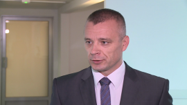M. Kiepas (Admiral Markets): Wyższe stopy procentowe umocnią dolara. W perspektywie dwóch lat możliwe osiągnięcie parytetu wobec euro INWESTOR, ,Fed, stopy procentowe, dolar amerykański, parytet wymiany - Wysokość stóp procentowych na ostatnim posiedzeniu FOMC nie została zmieniona i nadal wynosi 0-0,25 proc. Nie padły równie żadne konkretne deklaracje co do terminu pierwszej podwyżki. Rynek spodziewa się, że nastąpi ona we wrześniu lub grudniu. Uzależnione jest to jednak od kondycji amerykańskiej gospodarki. W długoterminowej perspektywie wyższe stopy wpłyną na umocnienie dolara. Za dwa lata jego wartość może się zrównać z euro.