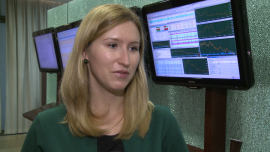 D. Sierakowska (DM BOŚ): Dalsze spadki cen miedzi bardzo prawdopodobne. Koniunktura w Chinach się nie poprawia INWESTOR, ,Chiny, miedź, Chile, rynek miedzi, notowania miedzi, PKB Chiny, wzrost PKB w Chinach, KGHM, surowce - Chińska gospodarka rozwija się coraz wolniej, a jej perspektywy na najbliższe kwartały nie są korzystne. Świadczy o tym najniższa od dekady dynamika inwestycji w sektorze przedsiębiorstw oraz nieruchomości. Niedawna panika na rynku kapitałowym dodatkowo osłabi wzrost gospodarczy poprzez zwiększenie niepewności wśród firm i konsumentów. Obawy inwestorów wynikają z faktu, że chińska gospodarka zużywa blisko połowę tej ilości miedzi, która co roku jest wydobywana w kopalniach.