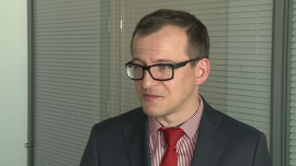 P. Bielski (BZ WBK): mimo sytuacji w Grecji Polska wciąż atrakcyjnym miejscem dla inwestorów długoterminowych INWESTOR, ,Grexit, strefa euro, polski złoty, rynki finansowe, kryzys w strefie euro - Ponad 60 proc. obywateli Grecji w niedzielnym referendum zagłosowało przeciwko korzystaniu z dalszej pomocy finansowej od międzynarodowych instytucji na ich warunkach. Wynik głosowania nie przesądza jeszcze o opuszczeniu przez Ateny Unii Europejskiej, jednak ryzyko takiego scenariusza wyraźnie wzrosło. Choć eskalacja kryzysu może mieć znaczny wypływ na rynki finansowe, to jednak w dłuższej perspektywie Polska pozostaje bezpiecznym miejscem do inwestowania.