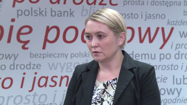 Rynki finansowe czekają na wynik greckiego referendum. Niewypłacalność Grecji mogłaby osłabić złotego INWESTOR, ,kryzys finansowy, referendum w Grecji, polskie obligacje, program pomocy dla Grecji, Monika Kurtek, Bank Pocztowy - Niepewność związana z przyszłością Grecji powoduje, że polskie obligacje tanieją. Decyzja o przeprowadzeniu referendum w sprawie przyjęcia warunków programu pomocowego wpłynęła także na wzrost rentowności obligacji peryferyjnych krajów Unii, takich jak Portugalia, Hiszpania czy Włochy. Przyjęcie programu ratunkowego uspokoiłoby sytuację na rynkach. Choć spadła wartość złotego, to utrzymuje się na stabilnym poziomie. W dłuższej perspektywie na złotego większy wpływ mogą mieć jesienne wybory parlamentarne.