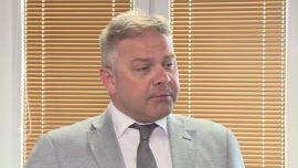 Co roku numer komórkowy przenosi do innego operatora 1,2 mln abonentów. Nowa platforma ułatwi ten proces BIZNES, ,operator, abonent, przeniesienie numeru, telefon, PLI CBD, platforma, system, UKE - Operatorzy komórkowi będą korzystać z jednej platformy przy przenoszeniu numerów konsumentów. Corocznie na taki krok decyduje się ok. 1,2 mln abonentów. Dzięki przeniesieniu obsługi wniosków o przeniesienie numeru do nowego scyfryzowanego środowiska PLI CBD (Platformy Lokalizacyjno-Informacyjnej z Centralną Bazą Danych) proces ten ma być bardziej przejrzysty. W październiku platforma obsłuży też wnioski o przeniesienie numeru stacjonarnego.