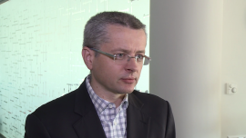 Przychody Oracle z rozwiązań opartych na chmurze obliczeniowej wzrosły o 200 proc. Najpopularniejszym produktem korporacji jest jednak wciąż baza danych INWESTOR, ,Oracle, chmura obliczeniowa, chmura, chmura danych, chmura firmowa, baza danych, wirtualny doradca, oprogramowanie, platforma, sektor publiczny, sektor bankowy, wyniki finansowe - O 200 proc. wzrosła w ostatnim kwartale ubiegłego roku rozliczeniowego wartość sprzedaży Oracle z rozwiązań opartych na chmurze obliczeniowej. To obecnie najbardziej dynamicznie rozwijający się dział przedsiębiorstwa, które ma już połowę udziałów w segmencie baz danych. Rośnie także sprzedaż rozwiązań wertykalnych pomagających w zarządzaniu przedsiębiorstwem.