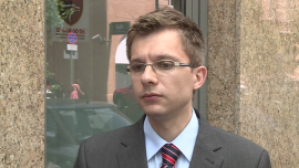 Ł. Bugaj (DM BOŚ): Dla giełd greckie „tak” oznaczać będzie krótkoterminowe wzrosty. Jednak nawet po negatywnym wyniku w dłuższym terminie nastąpi stabilizacja INWESTOR, ,Grecja, grexit, giełda, indeksy światowe, inwestorzy - Nawet jeśli Grecy powiedzą w niedzielę „nie” reformom, giełdowe spadki nie powinny być już tak gwałtowne jak na początku tygodnia, a sytuacja w końcu się ustabilizuje, uważa Łukasz Bugaj z DM BOŚ. Grecja nie jest bowiem krajem znaczącym gospodarczo, a hałas wokół niej wiąże się z przynależnością do strefy euro. Jednak nawet, jeśli zdecyduje się pozostać na drodze oszczędności, inwestorzy mogą liczyć tylko na krótkoterminowe wzrosty, bo taka odpowiedź też skomplikuje sytuację w tym kraju.