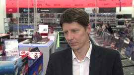 Saturn rusza do walki o sprzedaż produktów Apple w Polsce. W Krakowie uruchomił specjalistyczny punkt z ofertą producenta BIZNES, ,Saturn, Apple, nowinki technologiczne, iPhone, iMac, Piotr Bieńkowski, Saturn w Galerii Krakowskiej - Sieć marketów Saturn uruchomiła kolejny Apple Shop. Decyzja o otwarciu sklepu w Galerii Krakowskiej wiąże się z rosnącym zainteresowaniem konsumentów zaawansowanymi rozwiązaniami technologicznymi. Klienci mogą tam nie tylko znaleźć innowacyjne produkty, lecz także poznać ich funkcjonalność i możliwości, jakie oferują w codziennym życiu. Saturn zapowiada, że to właśnie tu będą miały premierę nowości wypuszczane przez Apple na rynek.