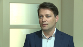 Kryterium najniższej ceny wciąż najważniejsze w zamówieniach publicznych. Brakuje oceny całościowych kosztów i korzyści BIZNES, ,NIK, zamówienia publiczne, przetarg, zlecenia, oferta, kryterium, rażąco niska cena - W latach 2012-2014 tylko w 2 proc. zamówień publicznych zamawiający przy wyborze oferty nie kierował się wyłącznie najniższą ceną, a ustalał dodatkowe kryteria – wynika z raportu NIK. Choć w ostatnich miesiącach ten odsetek rośnie, to i tak cena jest dominująca. Zamawiający w ten sposób zabezpieczają się przed możliwymi odwołaniami do Krajowej Izby Odwoławczej. Eksperci podkreślają, że brakuje oceny całościowych kosztów i opłacalności zamówienia.