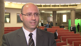 Polska może osiągnąć cele polityki klimatycznej UE bez rezygnacji z węgla BIZNES, ,polityka klimatyczna, Komisja Europejska, Unia Europejska, unia energetyczna, efektywność energetyczna, TTIP, węgiel - By osiągnąć unijne cele polityki klimatycznej, Polska nie musi rezygnować z węgla. Pierwszym krokiem musi być poprawa efektywności energetycznej – można ją osiągnąć względnie prosto, choćby przez nieznaczne obniżenie temperatury w ogrzewanych zimą budynkach. W drugiej kolejności możemy postawić na czyste technologie węglowe.