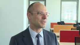 W lipcu bankructwo ogłosiło 69 przedsiębiorstw. Głównym powodem były opóźnienia w płatnościach należności przez kontrahentów BIZNES, ,zaległości płatnicze, faktury, dług przedsiębiorstw, dług korporacyjny, dług jawny, ubezpieczenie należności, KUKE, termin, odzyskiwanie należności, rynek ubezpieczeń - Liczba upadłości firm w lipcu wzrosła do 69 (w czerwcu upadło 61), jednak w skali roku spadła (w lipcu 2014 roku zbankrutowało 79 przedsiębiorstw). Krajowy rynek ubezpieczeń należności obserwuje te procesy i szybko się zmienia. Rośnie liczba firm korzystających z takich polis, a o klienta walczy coraz więcej podmiotów. Przeciętny termin regulowania należności w transakcjach między krajowymi firmami wynosi około 24 dni, ale kontrahenci płacą średnio 20 dni po upływie terminu.