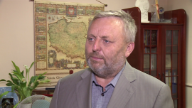 Ustawa o ustroju rolnym czeka na podpis prezydenta. Od maja 2016 roku obcokrajowcy bez ograniczeń będą mogli kupować ziemię w Polsce BIZNES, ,Krajowa Rada Izb Rolniczych, nieruchomości, ziemia, działki rolnicze, grunty rolne, grunty, grunty orne w Polsce, ustawa, cudzoziemcy, cudzoziemcy w Polsce, obrót ziemią - W maju przyszłego roku kończy się czas przejściowy w wolnym obrocie polską ziemią. Prawo w innych krajach europejskich w uprzywilejowanej pozycji stawia miejscowych rolników. Zdaniem Krajowej Rady Izb Rolniczych ustawa o ustroju rolnym wprowadzająca w Polsce podobne preferencje powinna być jak najszybciej podpisana przez prezydenta. W ubiegłym roku obcokrajowcy nabyli niecały tysiąc hektarów krajowych gruntów.