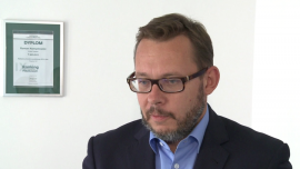 Podniesienie kwoty wolnej od podatku może oznaczać wpływy do budżetu mniejsze o 20 mld zł BIZNES, ,kwota wolna od podatku, budżet państwa, podatki obrotowe, podatek dochodowy, Andrzej Puncewicz, Crido Taxand - Podniesienie kwoty wolnej od podatku do 8 tys. zł oznacza, że w kieszeni najbiedniejszych podatników zostanie 900 zł. Przełoży się to na niższe wpływy do budżetu nawet o 20 mld zł, jednak część pieniędzy wróci do budżetu w postaci podatków obrotowych – akcyzy i VAT. W Polsce kwota wolna od podatku jest jedną z najniższych w Europie, w ciągu dziesięciu lat wzrosła zaledwie o 11 proc. W efekcie podatek dochodowy płacą również osoby, których dochody nie przekraczają minimum egzystencji.