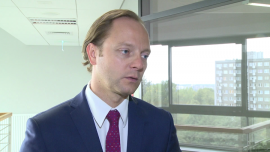 Bank Pocztowy ma za sobą dobre półrocze – wypracował 22,5 mln zł zysku. Nadal zwiększa liczbę klientów BIZNES, ,Bank Pocztowy, wyniki, plany, strategia, małe miasta, klienci, sieć placówek, centra handlowe, inwestycje bezpośrednie - O 10 proc. wzrosła liczba prowadzonych rachunków osobistych w Banku Pocztowym i sięgnęła 873 tys. Ogólna liczba klientów banku wzrosła do niemal 1,5 mln, a o 30 proc. wzrosła ogólna kwota środków wpłaconych przez klientów na rachunki oszczędnościowo-rozliczeniowe. Bank skupia się przede wszystkim na rozwoju w małych i średnich miastach.