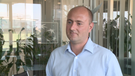 Podwyżka płac może pobudzić gospodarkę do rozwoju. Rozpoczyna się szczyt szefów banków centralnych w Jackson Hole INWESTOR, , - W czwartek w amerykańskim Jackson Hole rozpoczyna się doroczne sympozjum szefów banków centralnych z całego świata. Tym razem bankierzy będą się zastanawiać nad tym, czy stosowana w wielu krajach strategia luzowania polityki pieniężnej jest wystarczająca, żeby pobudzić szybko wzrost światowej gospodarki. Lepszą receptą na wzrost może się okazać podnoszenie wynagrodzeń pracowników.